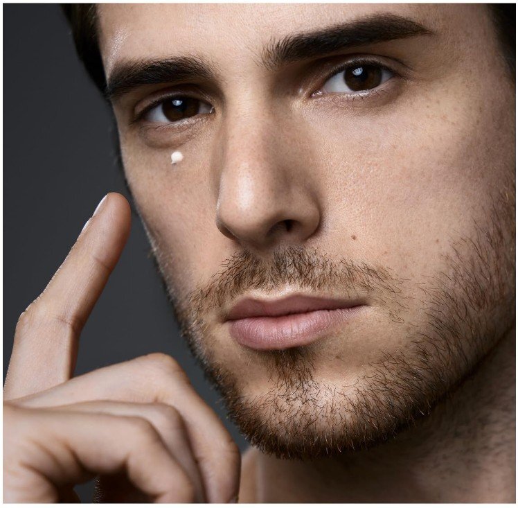 Shiseido Men Total Revitalizer Eye грижа против бръчки за околоочен контур с хиалуронова киселина